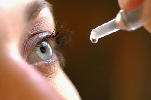 Tra thuốc nhỏ mắt khoa học khi bị đau mắt đỏ